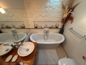 Baignoire, articles de toilette gratuits, sèche-cheveux