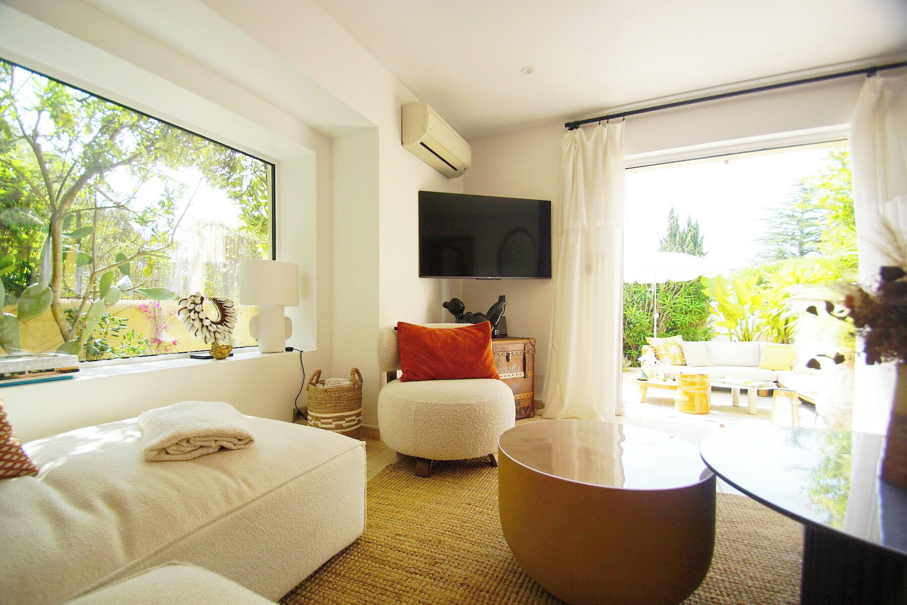 Télévision, lecteur de DVD, table de tennis de table, chaîne hi-fi