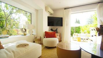 Télévision, lecteur de DVD, table de tennis de table, chaßne hi-fi