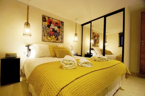 2 chambres, coffres-forts dans les chambres, fer et planche à repasser