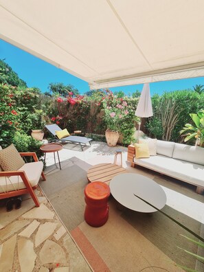 TV, DVD player, table tennis, stereo