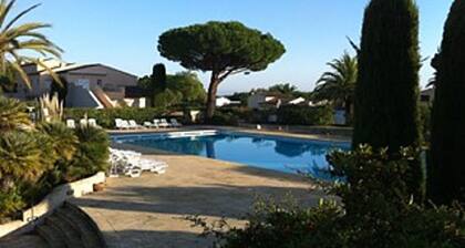 Mazet poikkeuksellisesti on oma puutarha, 100m päässä Tahiti rannalta ja 2 minuutin päässä St Tropez