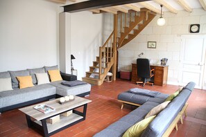 TV, DVD player, livros, aparelho de som