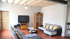 Televisio, DVD-soitin, kirjoja, stereot