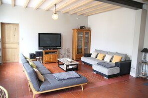 TV, DVD player, livros, aparelho de som