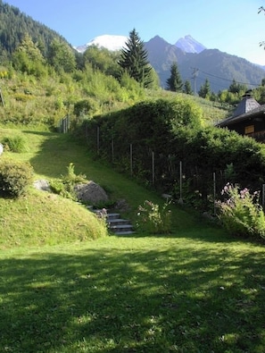 Property grounds - Chamonix - Mont Blanc QUIET INDEPENDENT CHALET FOR 2 TO 6 PEOPLE (Chamonix-Mont-Blanc)