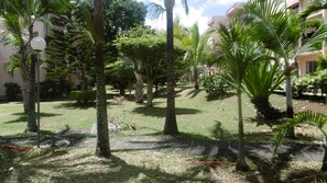 Property grounds - Air-conditioned apartment 700 meters from the beach. (Trou aux Biches)