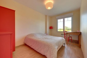 2 slaapkamers, reisbedje, beddengoed