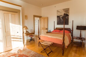 2 bedrooms, iron/ironing board, WiFi, bed sheets - Contemporary Apartment in Historic 1895 Building (Hardwick)