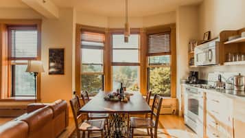 Kylskåp, mikrovågsugn, ugn och spishäll