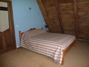 3 chambres, fer et planche à repasser, literie fournie