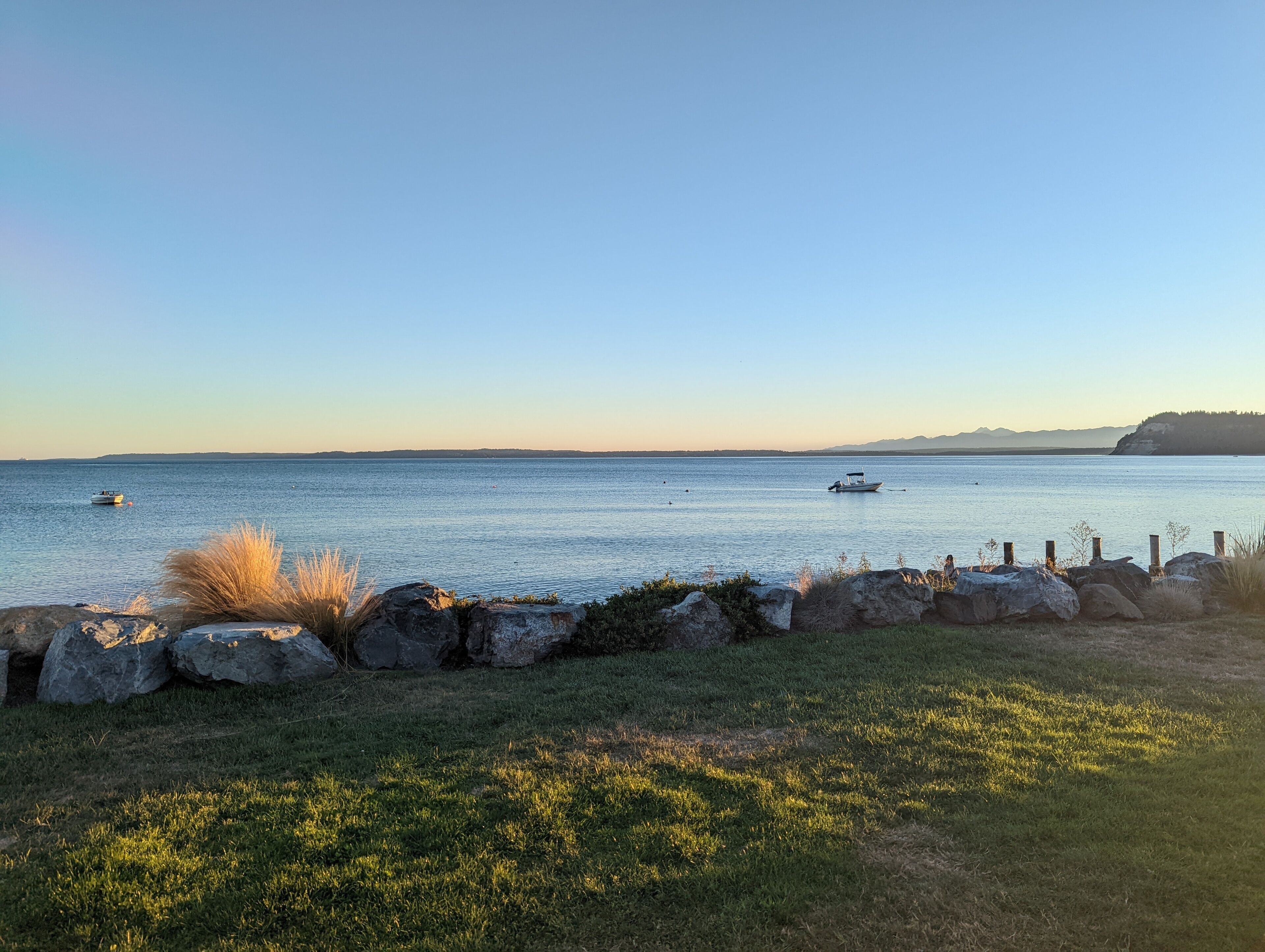 4 Bedroom, no bank beachfront getaway on beautiful Sunlight Beach Useless Bay