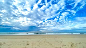Plage à proximité, chaises longues