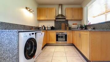 Een koelkast, een microgolfoven, een oven, een kookplaat