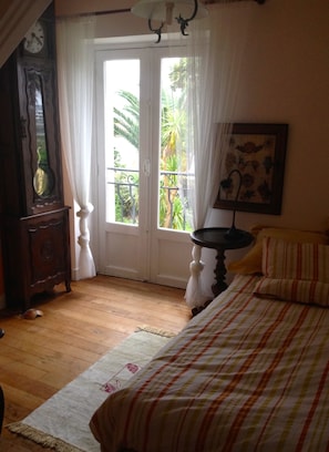 4 chambres, bureau, fer et planche à repasser, accès au Wi-Fi (inclus)