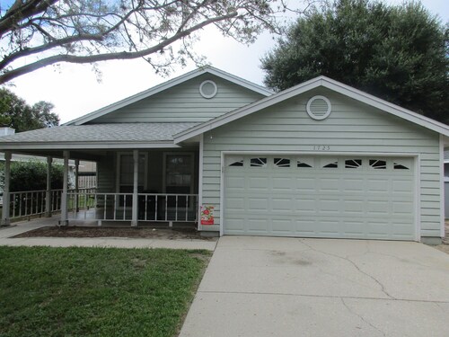 This Mt Dora home is ready for you! Fireplace/Front Porch Swing/Internet
