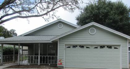 This Mt Dora home is ready for you! Fireplace/Front Porch Swing/Internet