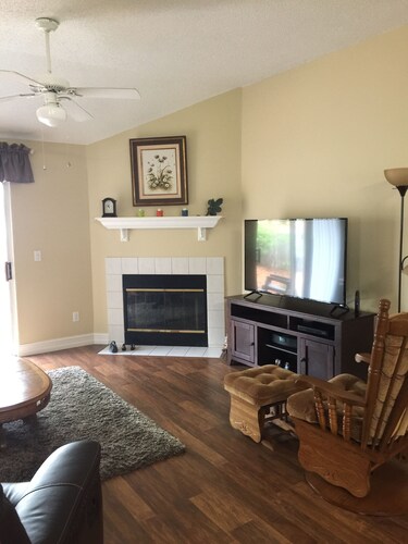 This Mt Dora home is ready for you! Fireplace/Front Porch Swing/Internet