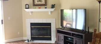 This Mt Dora home is ready for you! Fireplace/Front Porch Swing/Internet