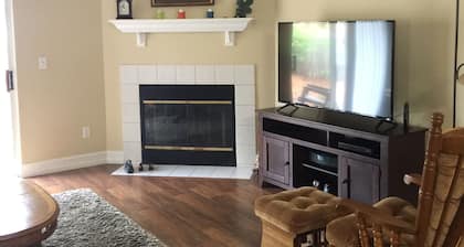 This Mt Dora home is ready for you! Fireplace/Front Porch Swing/Internet