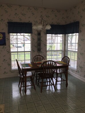 Dining - This Mt Dora home is ready for you! Fireplace/Front Porch Swing/Internet (Mt Dora)