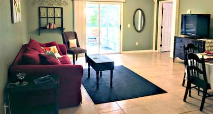 Cozy Home Away From Home! <br>3 Bedroom/2 Bath. Screened Room