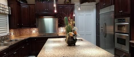 冰箱、微波炉、烤箱、炉灶