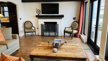 Télévision, cheminée, livres