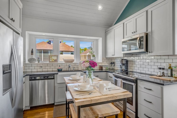 Frigorifero, microonde, forno, piano cottura