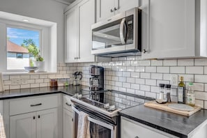 Frigorifero, microonde, forno, piano cottura