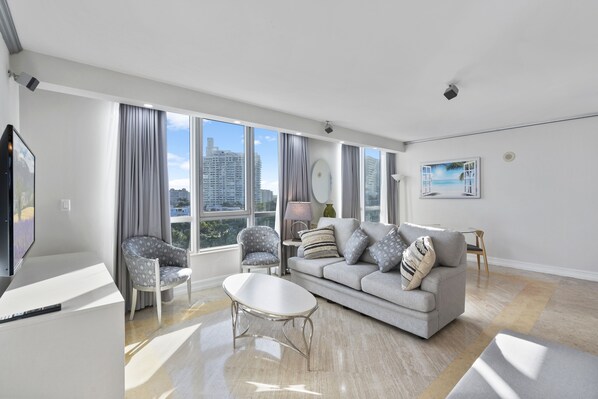 Een smart-tv en een stereo