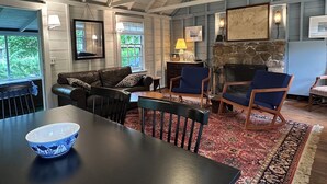Fireplace, books - Peaceful hideaway on Westport Point (Westport)