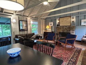 Eldstad och böcker