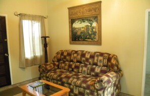 TV, books - Wish Willy Riverfront Cabana  (Santa Elena)
