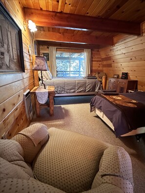 2 bedrooms, desk, iron/ironing board, WiFi