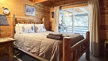 2 bedrooms, desk, iron/ironing board, WiFi