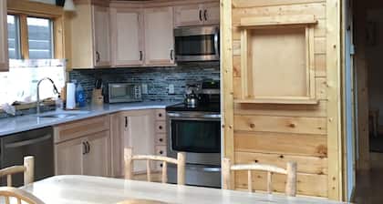 Cooke City Mountain House. ¡Vistas hermosas! 4 millas a Yellowstone. WiFi, HDTV.