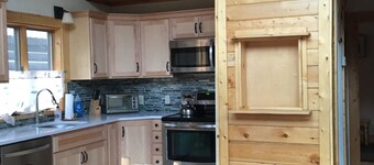 Cooke City Mountain House. Beautiful Views! 4 Miles to Yellowstone. WiFi, HDTV.