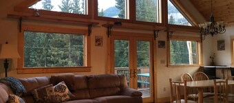 Cooke City Mountain House. Beautiful Views! 4 Miles to Yellowstone. WiFi, HDTV.