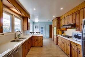 Fridge, microwave, stovetop, dishwasher