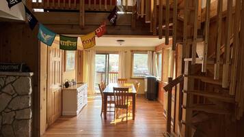 TV connectée, livres, chaîne hi-fi