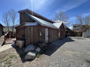 Exterior - Grizzly Den -  Above the River! Yellowstone mountain views and Air Conditioning! (Gardiner)