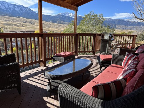 Grizzly Den -  Above the River! Yellowstone mountain views and Air Conditioning!