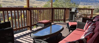 Grizzly Den - Above the River! Yellowstone mountain views and Air Conditioning!