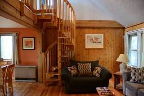 Smart-TV, bøker og stereoanlegg