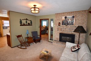 Smart-TV, peis, DVD-spiller og bøker