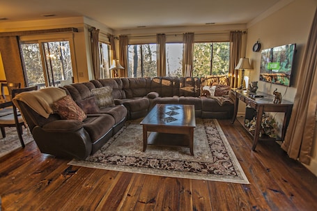 TV, fireplace, DVD player, stereo. Luxury 3 Br 2 Bath Condo With Steam Shower Ski Golf Relax