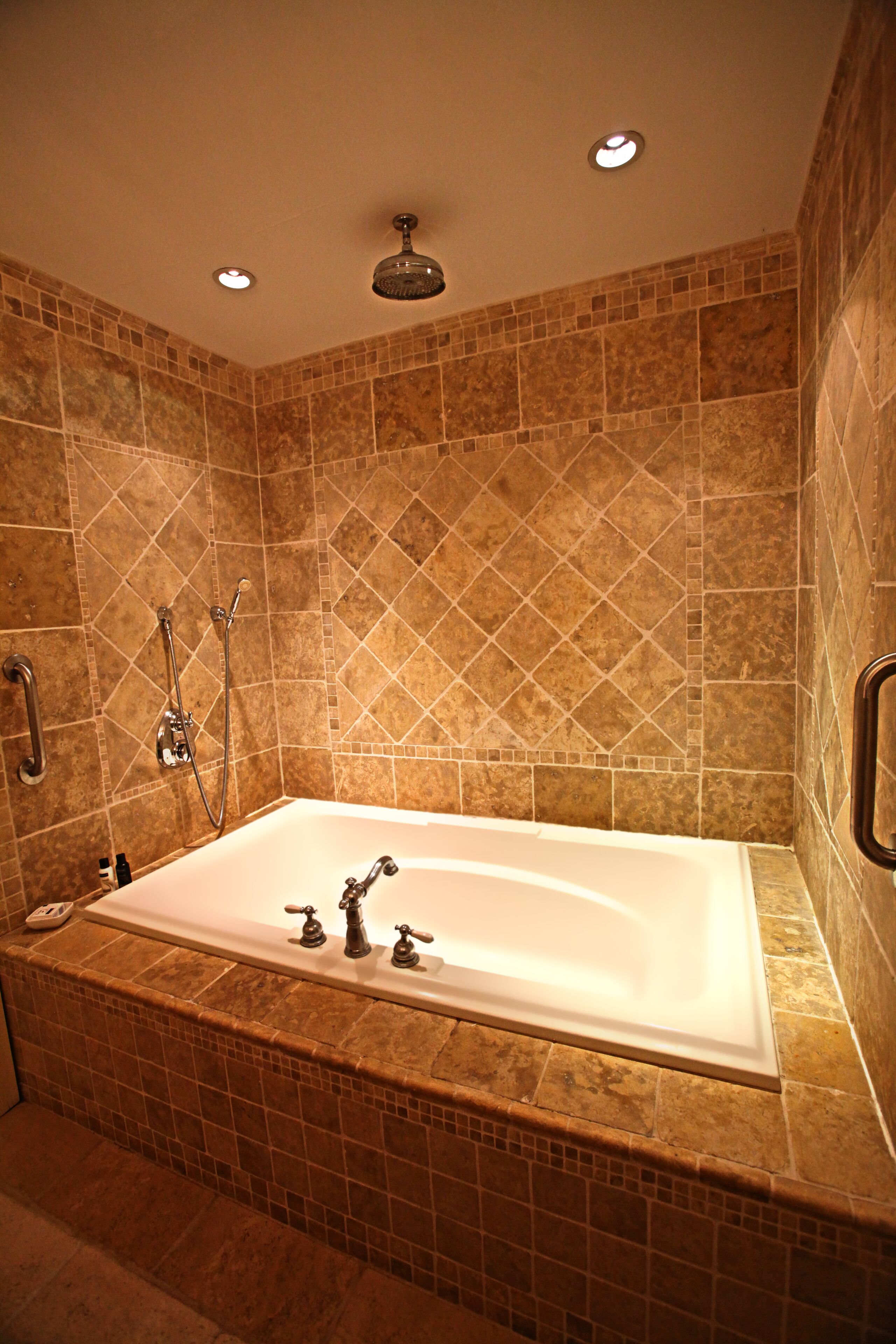 Combined shower/tub, hair dryer, towels