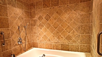 Combined shower/tub, hair dryer, towels