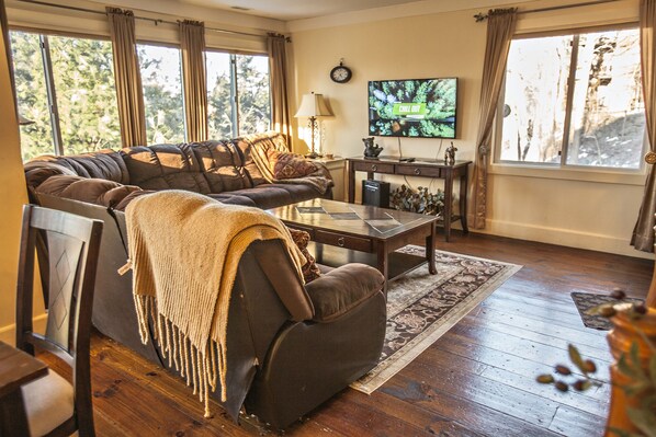 TV, fireplace, DVD player, stereo